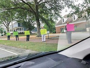 Educator activists picket schools HQ