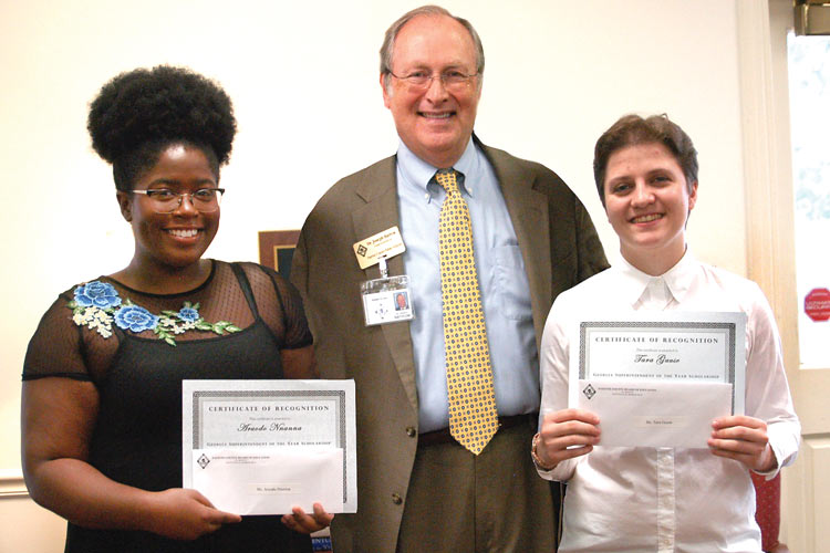 ﻿﻿﻿﻿Barrow donates scholarship money