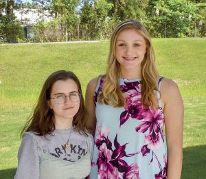 Starr’s Mill High Salutatorian Blythe Terry, left, and Valedictorian Sarah Dorr. Photo / Ben Nelms.