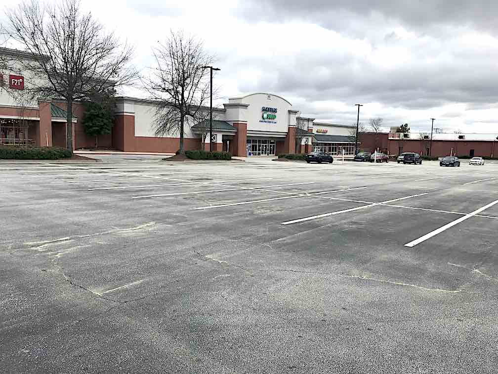 <b>No shoppers at this part of Fayetteville's Pavilion. Photo/Ben Nelms.</b>